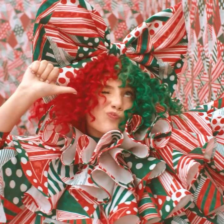のインスタグラム：「【SIA】 2014年にリリースした世界的ヒット・シングル「シャンデリア」でグラミー賞主要2部門を含む4部門にノミネート🏆🎶授賞式でも徹底的に素顔を見せない奇抜なパフォーマンスが話題となったシーア❤️💚 🎄 シンガー、ソングライター、プロデューサー、ヒットメーカーとして活躍する彼女のクリスマス・アルバム『エブリデイ・イズ・クリスマス』は絶賛発売中🤶💕 🎄 アルバム収録曲「Ho Ho Ho」は、12/14ロードショーの映画「グリンチ」の予告編に使用されています📺💫 🎄 詳しくはストーリーのリンクからチェック😉🙌 #sia #xmas #christmas #christmassongs #シーア #クリスマス #クリスマスソング #洋楽」