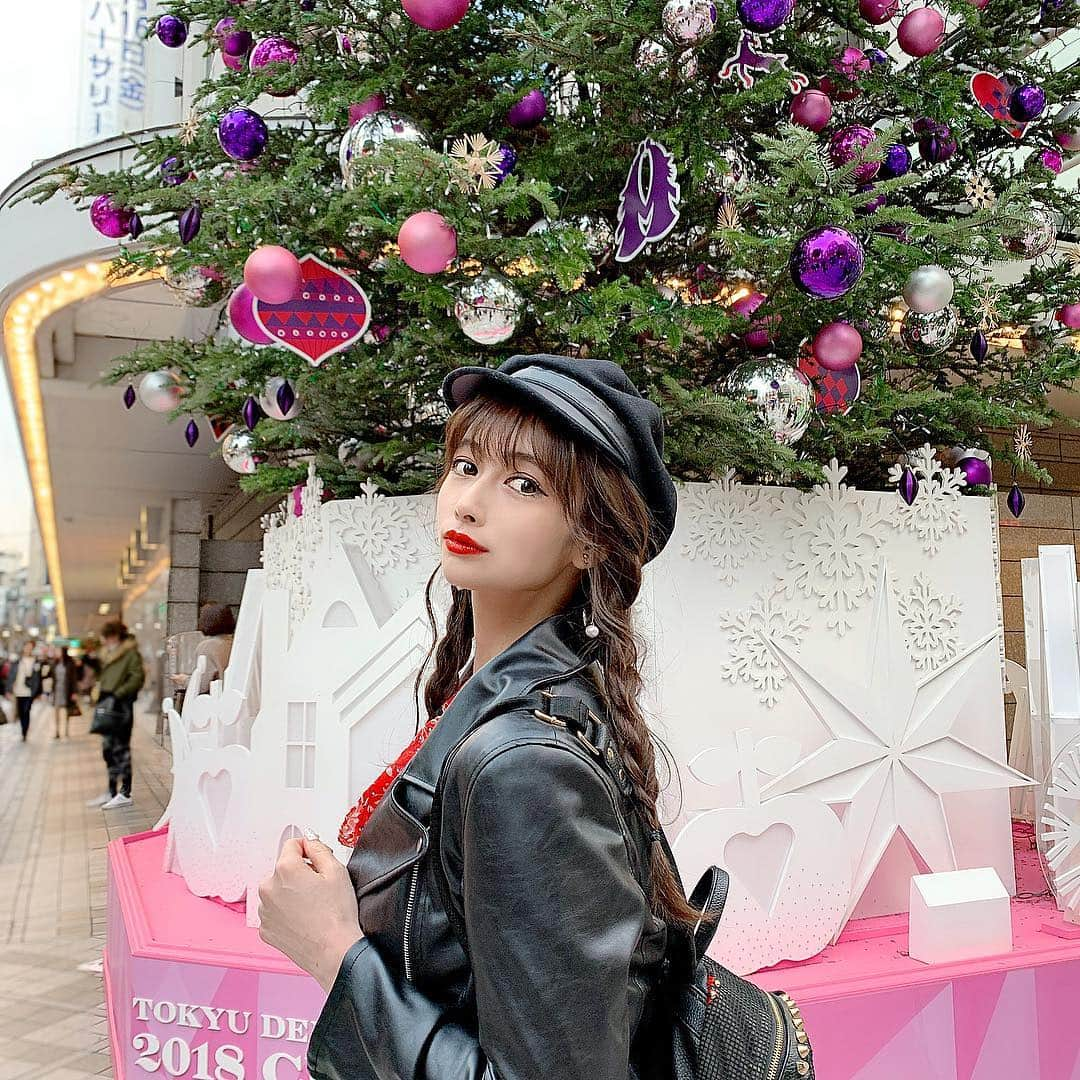 得あゆさんのインスタグラム写真 - (得あゆInstagram)「クリスマスツリーシリーズ🎄🥰👉🏻 渋谷東急前のクリスマスツリー🎄❤️ 5枚目動画謎すぎて音無し！笑 ・ 12月もどんどん過ぎていく💭 今年も長かったなぁ🥰ってくらい いろんなことがあった❤️🤣笑 ・ コーデはタグ付け❤️ 寒くて毎日ロンブーです！ (足の臭いが付かない粉を使ってるからすごいオススメ！笑) ・ ・ ・ ・ ・ #渋谷#クリスマスツリー#クリスマス#冬#イルミネーション#お洒落#綺麗#コーデ#コーディネート#モデル#冬#可愛い#ヘアスタイル#プレゼント#カメラ女子#インスタ映え#ヘアアレンジ#lip#hairstyle#christmas#coordinate#christmastree#christmasmarket#japanesegirl#winterfashion#shibuya#忘年会#カフェ巡り#カフェ#cafe#女子会」12月12日 21時17分 - tokuayu819