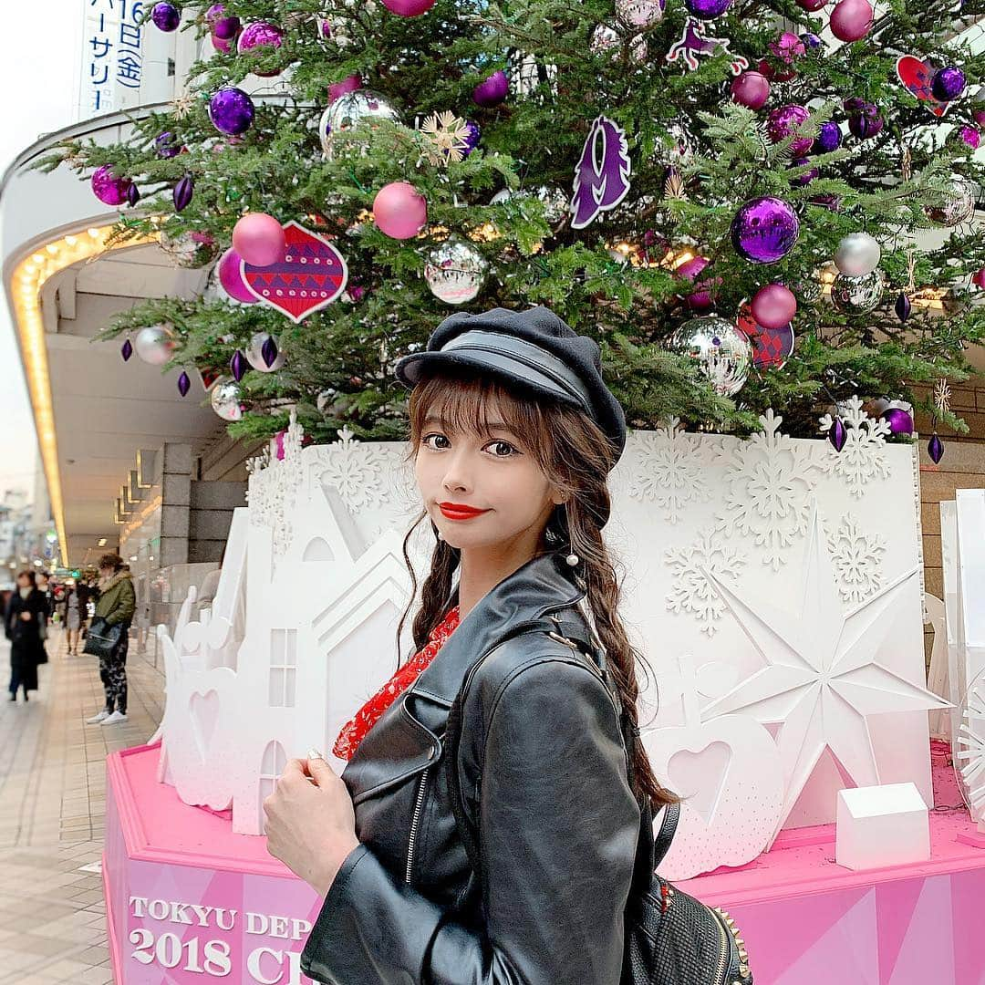 得あゆさんのインスタグラム写真 - (得あゆInstagram)「クリスマスツリーシリーズ🎄🥰👉🏻 渋谷東急前のクリスマスツリー🎄❤️ 5枚目動画謎すぎて音無し！笑 ・ 12月もどんどん過ぎていく💭 今年も長かったなぁ🥰ってくらい いろんなことがあった❤️🤣笑 ・ コーデはタグ付け❤️ 寒くて毎日ロンブーです！ (足の臭いが付かない粉を使ってるからすごいオススメ！笑) ・ ・ ・ ・ ・ #渋谷#クリスマスツリー#クリスマス#冬#イルミネーション#お洒落#綺麗#コーデ#コーディネート#モデル#冬#可愛い#ヘアスタイル#プレゼント#カメラ女子#インスタ映え#ヘアアレンジ#lip#hairstyle#christmas#coordinate#christmastree#christmasmarket#japanesegirl#winterfashion#shibuya#忘年会#カフェ巡り#カフェ#cafe#女子会」12月12日 21時17分 - tokuayu819