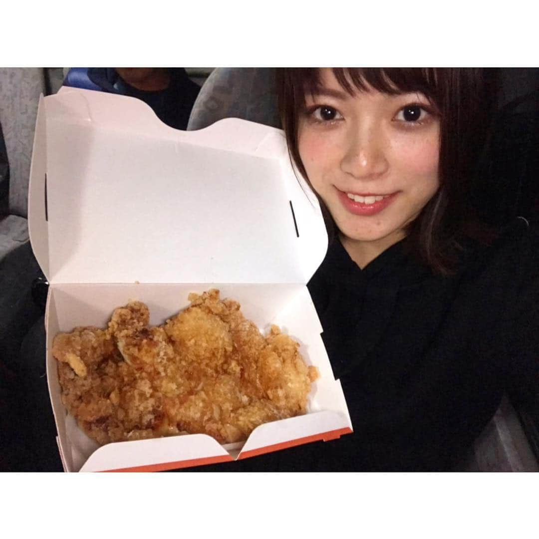 三谷紬さんのインスタグラム写真 - (三谷紬Instagram)「* 長野ロケ無事に終わりました♡ 帰りの車の中で 長野名物“山賊焼”をいただきました😋 すっごく大きくてびっくり😳 （いくら食いしん坊だからって一人で食べたわけじゃないですよ😡笑） 長野ロケの詳細もまた今度お伝えしますね💓 * #三谷紬#アナウンサー#テレビ朝日#テレビ朝日アナウンサー#長野#ロケ#山賊焼#唐揚げ#松本#駅#上田#上田城#真田幸村#とり#映え ？#美味しい#グルメ#ご当地グルメ」12月12日 21時06分 - mitani_tsumugi