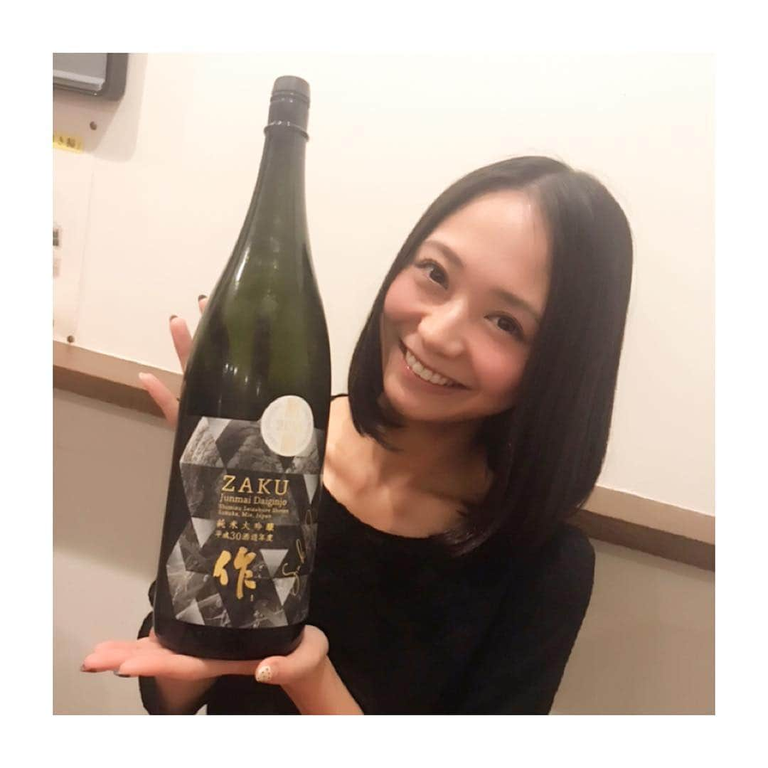 緑川静香さんのインスタグラム写真 - (緑川静香Instagram)「【しーたん日本酒録】  三重 清水清三郎商店 純米大吟醸  作 新酒2018  ふんわり立ち上がる香り、フレッシュで後味のキレもよいお酒。  成人してお酒を嗜めるようになってから初めてできた恋人といつまでもこのフレッシュな気持ちを忘れないようにしようね、お互い思いやってとかそんなことを話しながら白身が一切ないくらいの黄色一色の出し巻き卵を食べたいね。  #しーたん日本酒録 #唎酒師 #日本酒 #日本酒女子 #三重 #清水清三郎商店 #作 #新酒 #純米大吟醸  #sakemaster #japanesesake #sake  #日本酒っていい #毎回飲む度に思える #完全に私の血が日本酒ってやつになりつつある #へへへへ #365日日本酒宣言 #宣言せずとも飲む #一人でも #どこでも」12月12日 21時11分 - midorikawa_shizuka