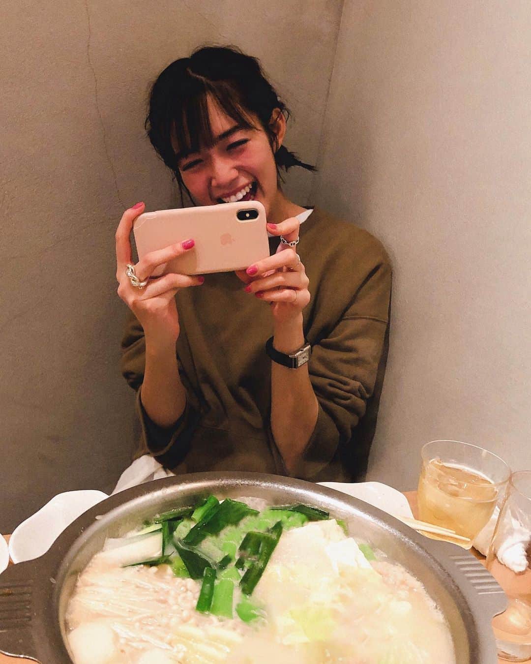 佐藤栞里さんのインスタグラム写真 - (佐藤栞里Instagram)「. 最近とても寒いですなぁ❄︎ ということで体を温めようと 鍋を食べに行きました😊 はふはふしながら食べるの 美味しいし楽しいよね☺︎ この日は水炊き、 次は鴨鍋を計画中☺️ #かりかり唐揚げも絶品 #マイベスト唐揚げに出会ってしまった夜」12月12日 21時58分 - satoshiori727