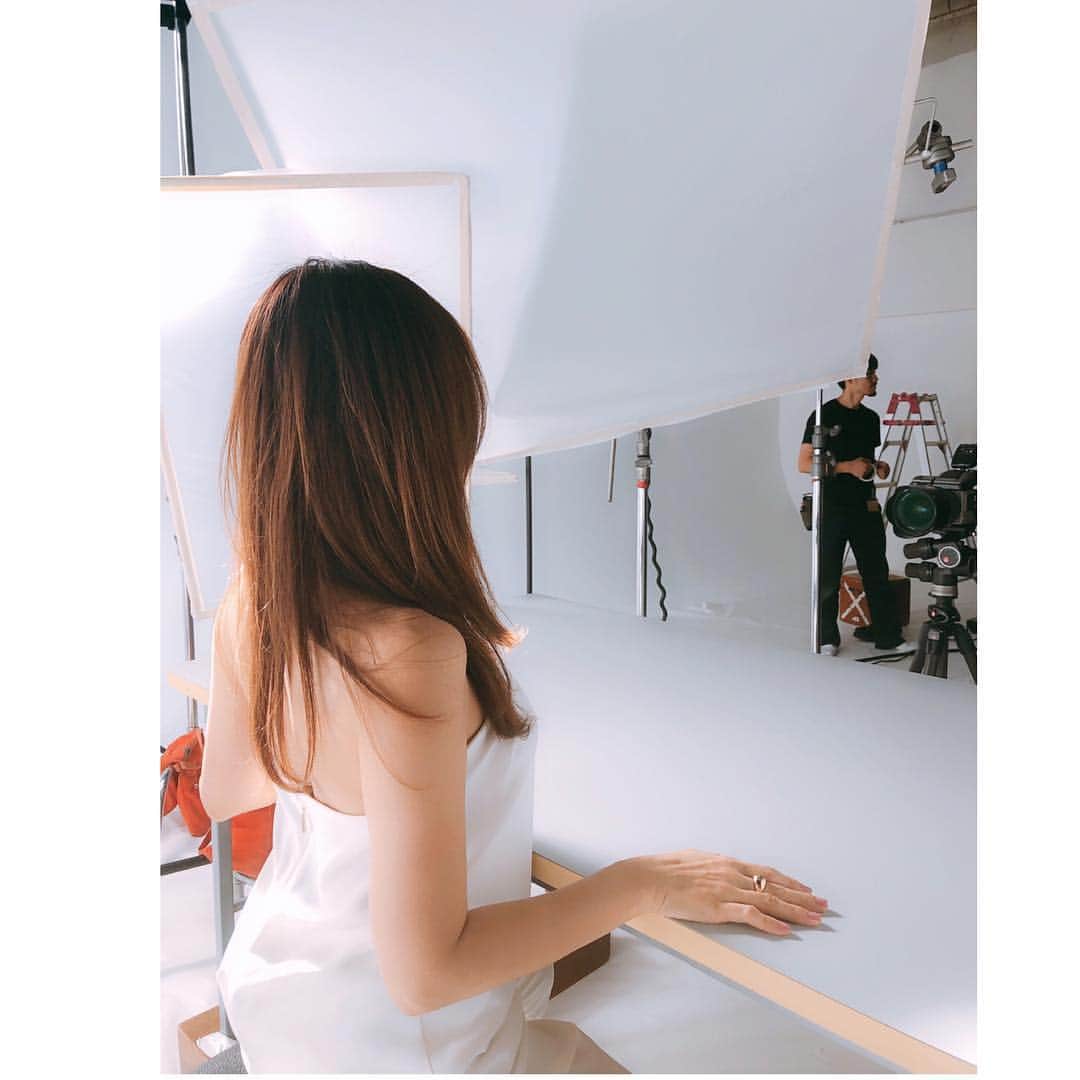 神崎恵さんのインスタグラム写真 - (神崎恵Instagram)「今日は、広告撮影でした。 髪はストレートニュアンスで。 ヘアは @banemaki さん。 @zekikoyasuko さんが選んでくださった真っ白な衣装で。」12月12日 22時16分 - megumi_kanzaki