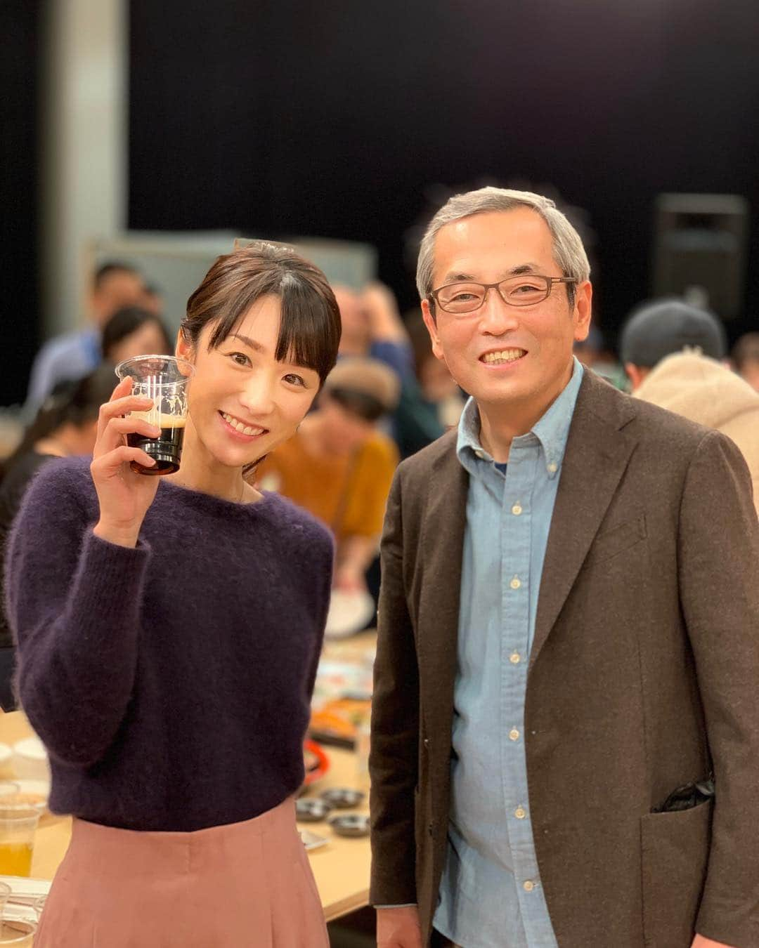 堂真理子さんのインスタグラム写真 - (堂真理子Instagram)「今日は「おかずのクッキング」の年内最後の収録でした。収録後、スタジオでの納会に出席させてもらいました😊土井先生の最新のスマートフォンで、こんなにステキな写真を撮っていただきましたよ✨手に持っているのは、先生に注いでいただいた黒ビールです🍺  #おかず #おかずのクッキング #土井善晴先生 #テレビ朝日 #アナウンサー #堂真理子」12月12日 22時47分 - mariko_do