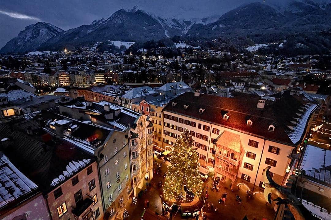 National Geographic Travelさんのインスタグラム写真 - (National Geographic TravelInstagram)「Photo by @shonephoto (Robbie Shone) - During the twilight hour in Innsbruck, the capital of the Alps, festive shoppers enjoy the Christmas markets beneath the Golden Roof, which was completed in 1500 for Emperor Maximillian I.」12月12日 22時50分 - natgeotravel