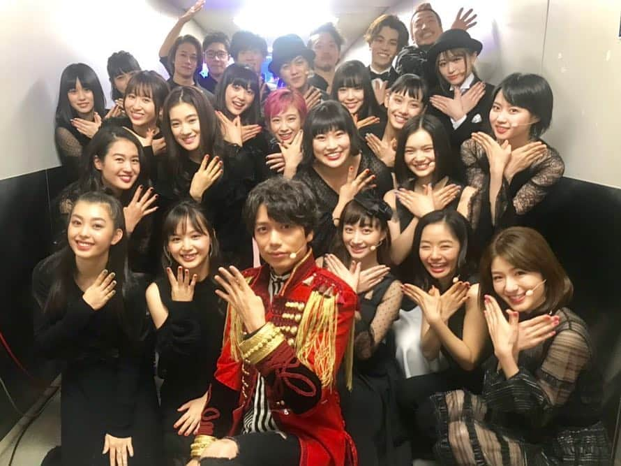 長谷川晴奈さんのインスタグラム写真 - (長谷川晴奈Instagram)「#FNS歌謡祭2夜 @fns_kayosai  #山崎育三郎 さんと  #劇団４ドル５０セント  コラボで『ILAND』を パフォーマンスさせて頂きました✨  ご覧頂けましたでしょうか？😆💓 また、こうして劇団を沢山の方に知ってもらえるようにこれからも頑張ります🙌  そして、#城田優 さんお写真まで！ いつもありがとうございます😭  #歌番組 #FNS歌謡祭 #ゴールデン番組 #地上波 #フジテレビ #生放送 #ミュージカル #舞台 #公演 #舞台女優 #俳優 #アーティスト #コラボ出演 #followme」12月12日 23時04分 - haruna_hasegawa71