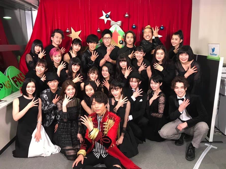 のインスタグラム：「#FNS歌謡祭2夜 @fns_kayosai  #山崎育三郎 さんと  #劇団４ドル５０セント  コラボで『ILAND』を パフォーマンスさせて頂きました✨  ご覧頂けましたでしょうか？😆💓 また、こうして劇団を沢山の方に知ってもらえるようにこれからも頑張ります🙌  そして、#城田優 さんお写真まで！ いつもありがとうございます😭  #歌番組 #FNS歌謡祭 #ゴールデン番組 #地上波 #フジテレビ #生放送 #ミュージカル #舞台 #公演 #舞台女優 #俳優 #アーティスト #コラボ出演 #followme」