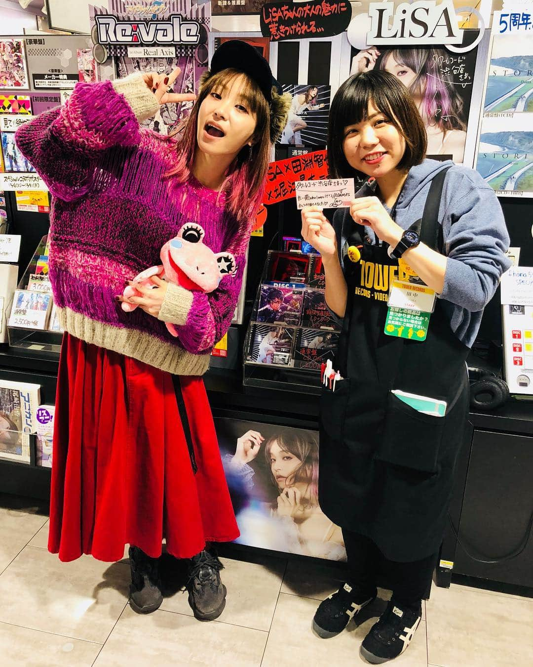 LiSAさんのインスタグラム写真 - (LiSAInstagram)「本日‪「赤い罠(who loves it?)/ADAMAS」‬発売しました\( ¨̮ )/ たくさんお店さんに展開していただいていますっ。ありがとうございますっ！渋谷、新宿、秋葉原のお店さんに足跡残させていただきましたっ☻いろんな場所で、各地区のお店さんの展開もおすそ分けしていただいています。どこもでっかく展開していただいて、みんなの元に届けていただいています。ラブレター(CD)を出すたびに、一緒にお祝いしてくれる皆様がいて本当に幸せです。いつもありがとう。是非お店に足を運んでくださいねっ\( ¨̮ )/ #LiSA #足跡 #赤い罠 #ADAMAS ＃髪のびたな」12月12日 23時43分 - xlisa_olivex