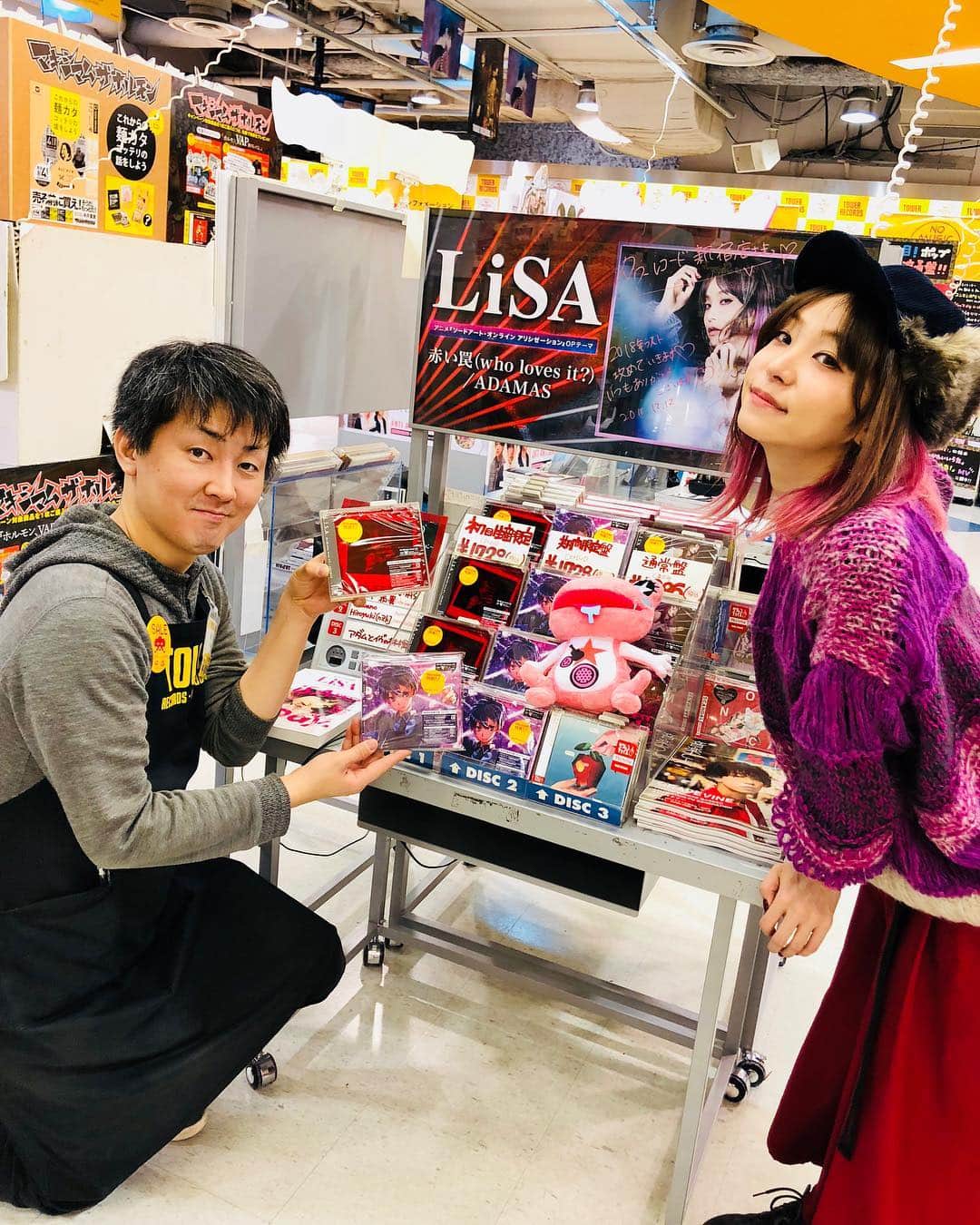LiSAさんのインスタグラム写真 - (LiSAInstagram)「本日‪「赤い罠(who loves it?)/ADAMAS」‬発売しました\( ¨̮ )/ たくさんお店さんに展開していただいていますっ。ありがとうございますっ！渋谷、新宿、秋葉原のお店さんに足跡残させていただきましたっ☻いろんな場所で、各地区のお店さんの展開もおすそ分けしていただいています。どこもでっかく展開していただいて、みんなの元に届けていただいています。ラブレター(CD)を出すたびに、一緒にお祝いしてくれる皆様がいて本当に幸せです。いつもありがとう。是非お店に足を運んでくださいねっ\( ¨̮ )/ #LiSA #足跡 #赤い罠 #ADAMAS ＃髪のびたな」12月12日 23時43分 - xlisa_olivex
