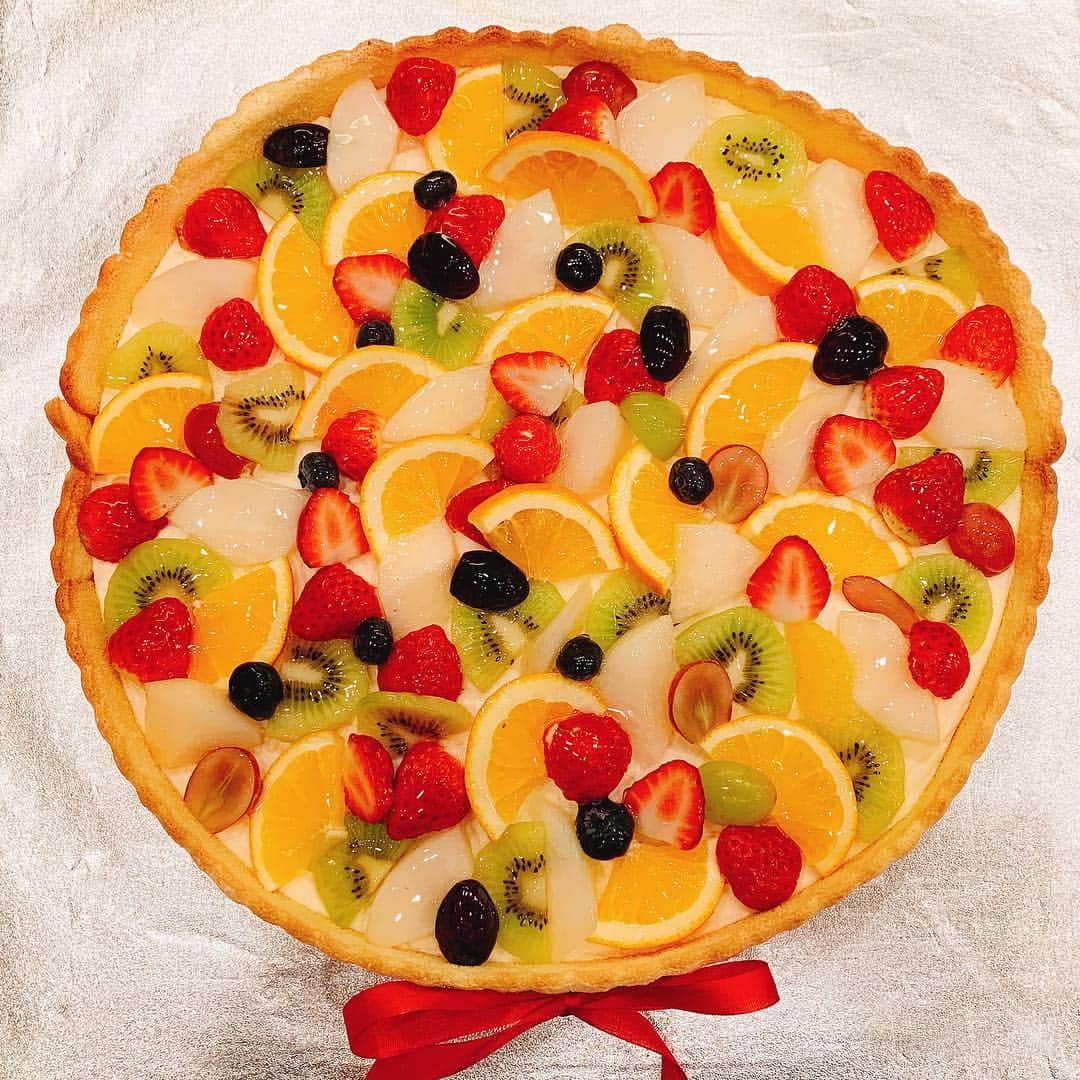 ラ メゾン デ アンボワーズのインスタグラム：「フルーツたっぷりのウエディングケーキ🎂  #アンボワーズ#桑名#結婚#結婚式#結婚式場#ウエディング#ケーキ#ウエディングケーキ#フルーツ#フォトウエディングフォト#プレ花嫁#プレ花嫁卒業#卒花嫁#2018秋婚#三重平安閣#wedding#cake#weddingcake#photo#weddingphoto#instagood#instawedding#instabride#instaphoto#fruits」