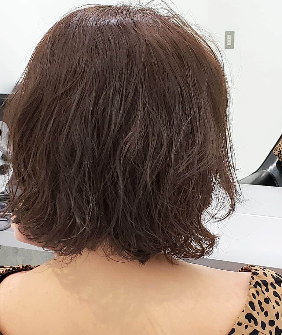 佐藤純さんのインスタグラム写真 - (佐藤純Instagram)「SUNVALLEY でパーマ&✂️ @_sunvalley_  ゆる～い絶妙なボブパーマ！朝濡らしてワックスつけるだけで決まる時短ヘア😁  しぶけん‼️ありがとう👍  @shibuken.86  SUNVALLEY のあとは、事務所へ。  #sunvalley #サンバレー #omotesando  #表参道 #美容室 #渋谷謙太郎 さん #しぶけんありがとー #パーマ #ボブ #パーマヘア #ママ#ママモデル#モデル #mama #mamamodel #model」12月13日 1時16分 - junsatoidea