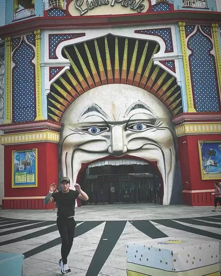ジョシュ・ダンのインスタグラム：「I love you guys. I love my band and music and Tyler and playing the drums and traveling and shows and seeing you all. Thanks for still listening and coming out to shows and showing your friends. Melbourne is flipping rad too.」