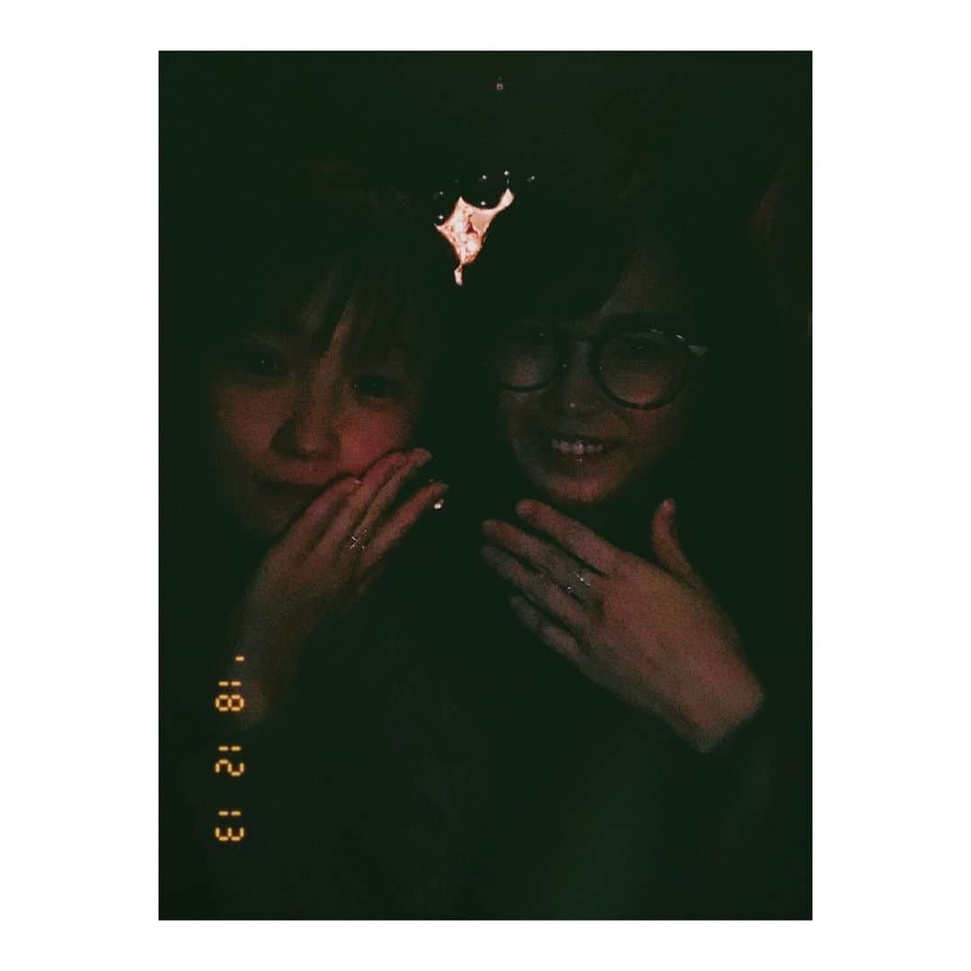 川栄李奈さんのインスタグラム写真 - (川栄李奈Instagram)「HAPPY BIRTH DAY ☺︎ 私の誕生日にゆいはんがくれたお揃いの指輪を 宝物でずっと着けてるんですが 今度は私からゆいはんへ♡ プレゼント渡すとき じゃじゃーん🖖🏻✨ 私も着けてまーす！お揃いでーす！ ってカップルみたいなことしちゃって じわじわ面白かったです。 いつもありがとう友よ👭」12月13日 12時45分 - rina_kawaei.official