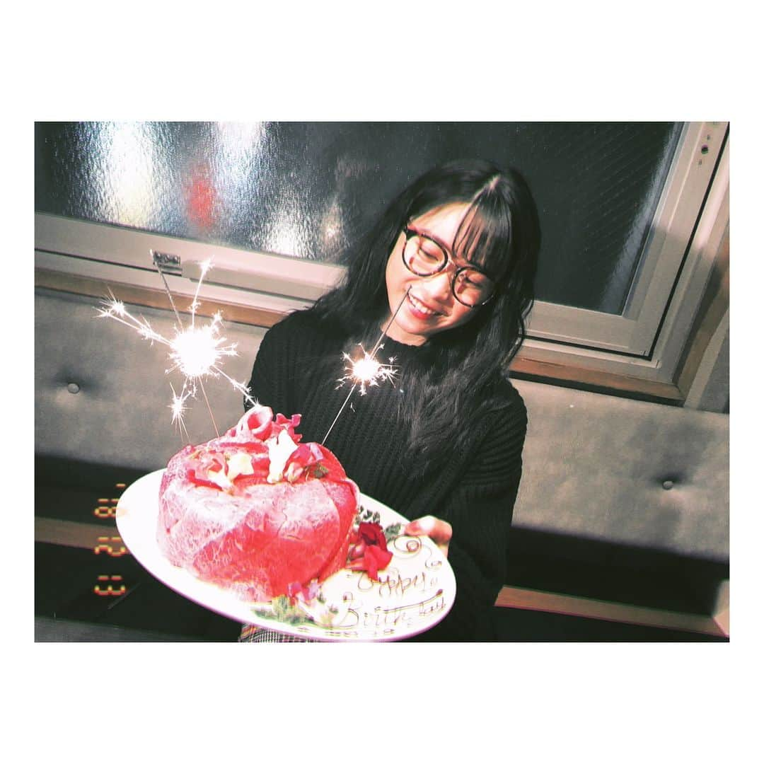 川栄李奈さんのインスタグラム写真 - (川栄李奈Instagram)「HAPPY BIRTH DAY ☺︎ 私の誕生日にゆいはんがくれたお揃いの指輪を 宝物でずっと着けてるんですが 今度は私からゆいはんへ♡ プレゼント渡すとき じゃじゃーん🖖🏻✨ 私も着けてまーす！お揃いでーす！ ってカップルみたいなことしちゃって じわじわ面白かったです。 いつもありがとう友よ👭」12月13日 12時45分 - rina_kawaei.official