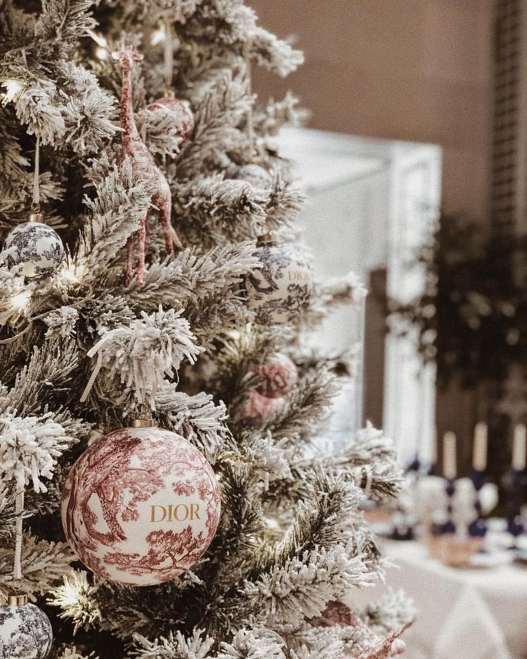 仲村美香さんのインスタグラム写真 - (仲村美香Instagram)「ロンドンのDiorにて、 Diorのツリー🎄♡♡♡ 可愛すぎるー🤤💕 白いツリーが欲しくて探してるんだけど なかなか良いのがない😢 ・ ・ ・ ・ #dior#ディオール#ツリー#クリスマスツリー#christmas#xmas」12月13日 11時59分 - mikapu0519