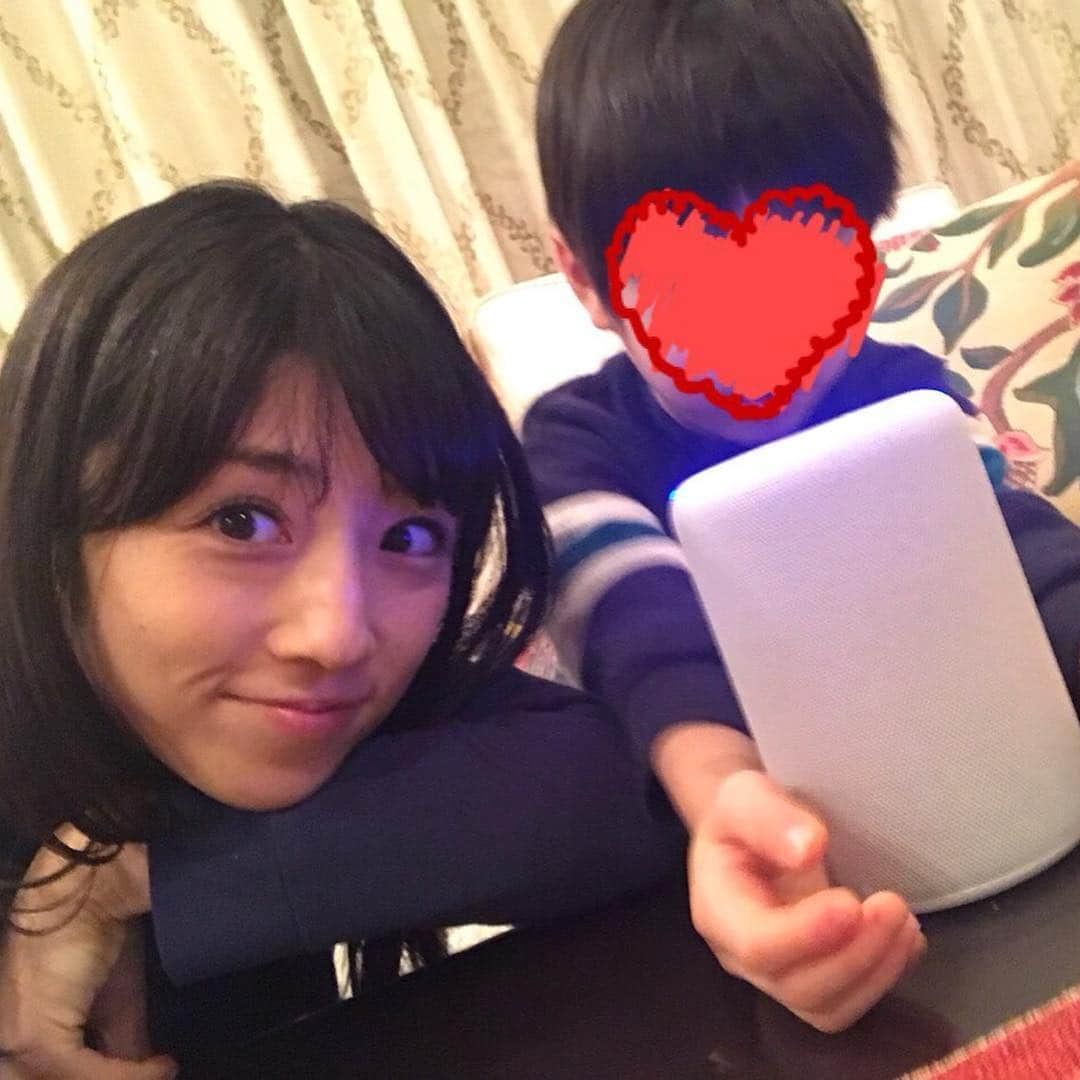 小倉優子さんのインスタグラム写真 - (小倉優子Instagram)「Amazon Echoシリーズの「Amazon Echo Plus」は、 人工知能＜Alexa＞を搭載した音声認識スピーカーで、 「アレクサ！」って呼びかけるだけで色んな操作が出来るんです❗❗❗ 温度センサーがついていて部屋の温度を教えてくれたり、 高温質スピーカーで音楽も流してくれたりします😊 他にも子供達と遊べる楽しいスキルもたくさんあります💓  詳しくはこちらをどうぞ⇒‭https://amzn.to/2zgmKUW‬  #AmazonEcho  #アマゾンエコー  #Alexa  #アレクサ  #PR」12月13日 12時09分 - ogura_yuko_0826