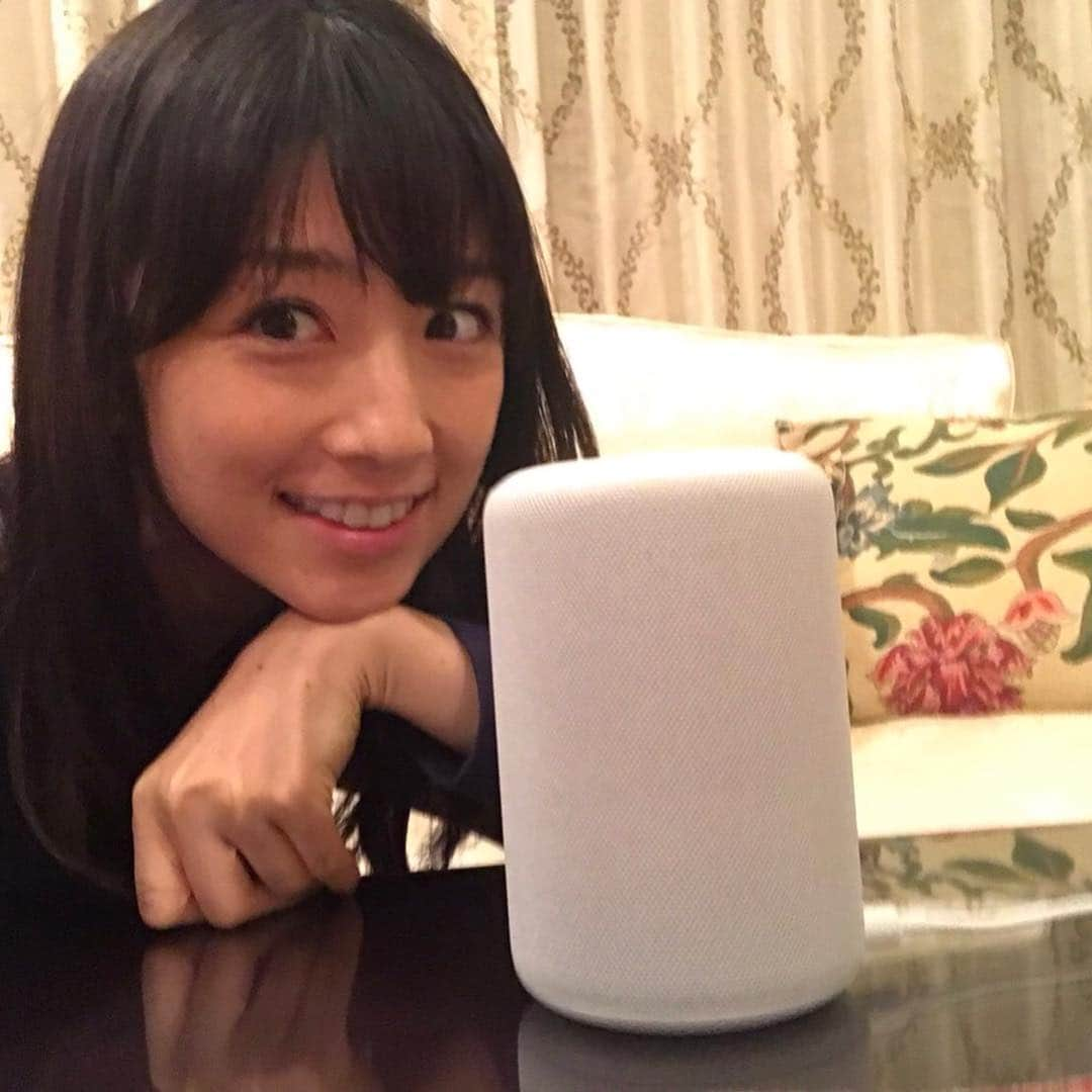 小倉優子さんのインスタグラム写真 - (小倉優子Instagram)「Amazon Echoシリーズの「Amazon Echo Plus」は、 人工知能＜Alexa＞を搭載した音声認識スピーカーで、 「アレクサ！」って呼びかけるだけで色んな操作が出来るんです❗❗❗ 温度センサーがついていて部屋の温度を教えてくれたり、 高温質スピーカーで音楽も流してくれたりします😊 他にも子供達と遊べる楽しいスキルもたくさんあります💓  詳しくはこちらをどうぞ⇒‭https://amzn.to/2zgmKUW‬  #AmazonEcho  #アマゾンエコー  #Alexa  #アレクサ  #PR」12月13日 12時09分 - ogura_yuko_0826