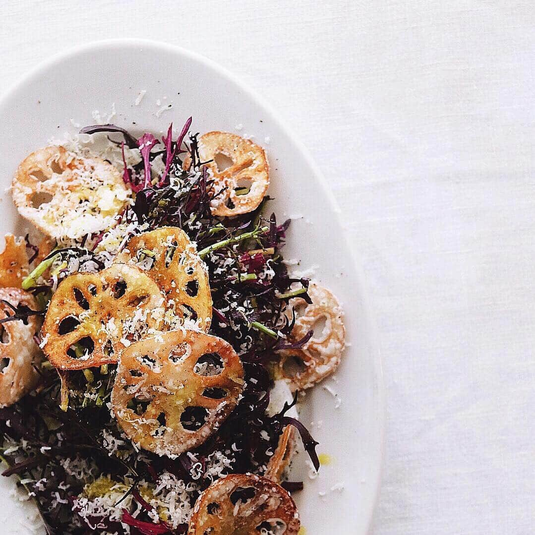 樋口正樹さんのインスタグラム写真 - (樋口正樹Instagram)「salad lunch . 昼にわさっとサラダ。 揚げた蓮根チップに わさび菜を合わせて レモン、オイル、塩、 胡椒、チーズ和えて。 . . #サラダ #salad #わさび菜 #蓮根 #わさわさ #もりもり」12月13日 12時10分 - higuccini