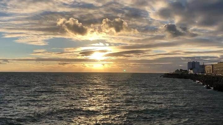 桂のインスタグラム：「Dawn  #breakingdawn #dawn #sunrise #sea #ocean #waves #seashore #coast #soundofnature #sky #clouds #sun #horizon #cityscape #landscape #reflection #夜明け #日の出 #海 #波 #海岸 #空 #雲 #太陽 #水平線 #街角 #景 #反射」