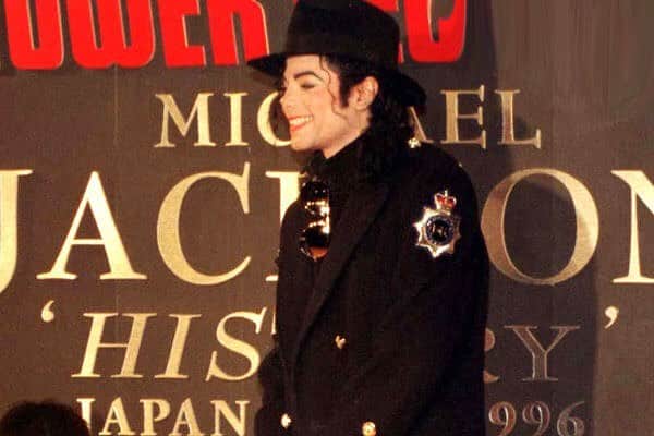 マイケル・ジャクソンさんのインスタグラム写真 - (マイケル・ジャクソンInstagram)「Michael visited the Tower Records in Tokyo to put his hands in cement for the store’s “wall of fame” on December 12, 1996!」12月13日 6時22分 - michaeljackson