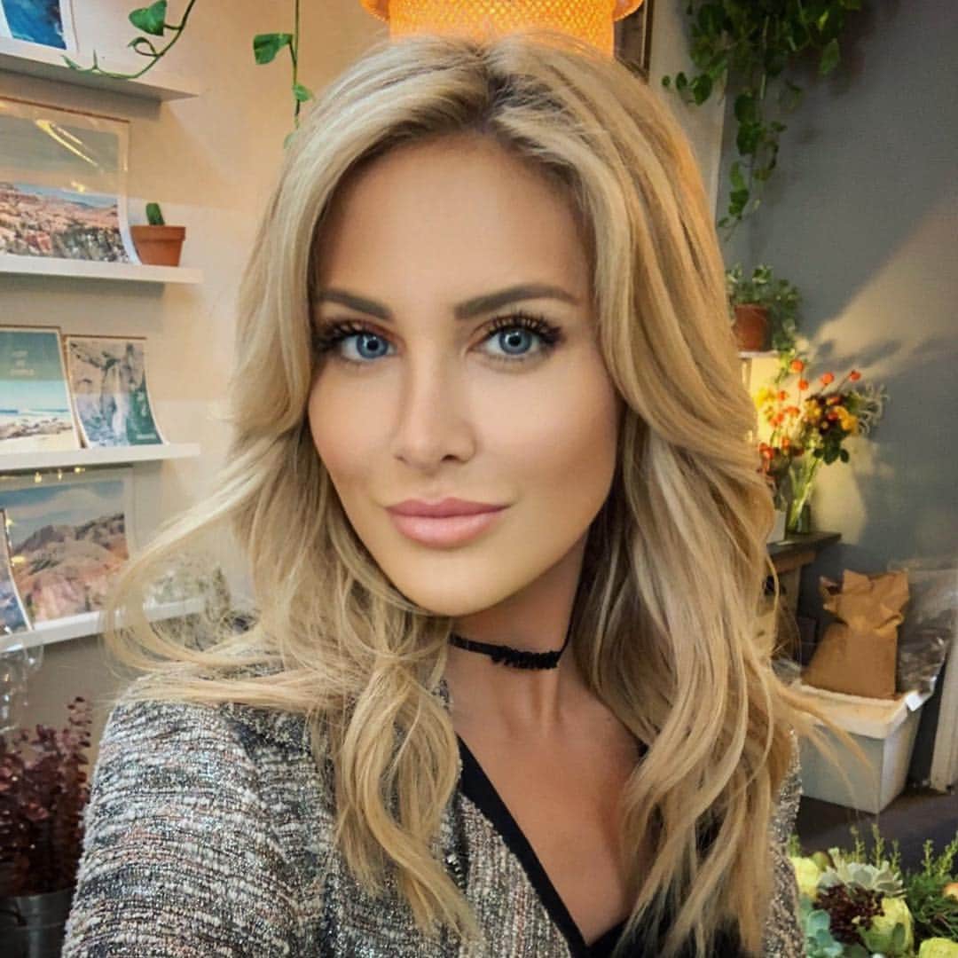 ステファニー・プラットのインスタグラム：「Selfie from the little shop of horrors 😜🌵🌿☘️🌾🍄🌻🌺🎬」