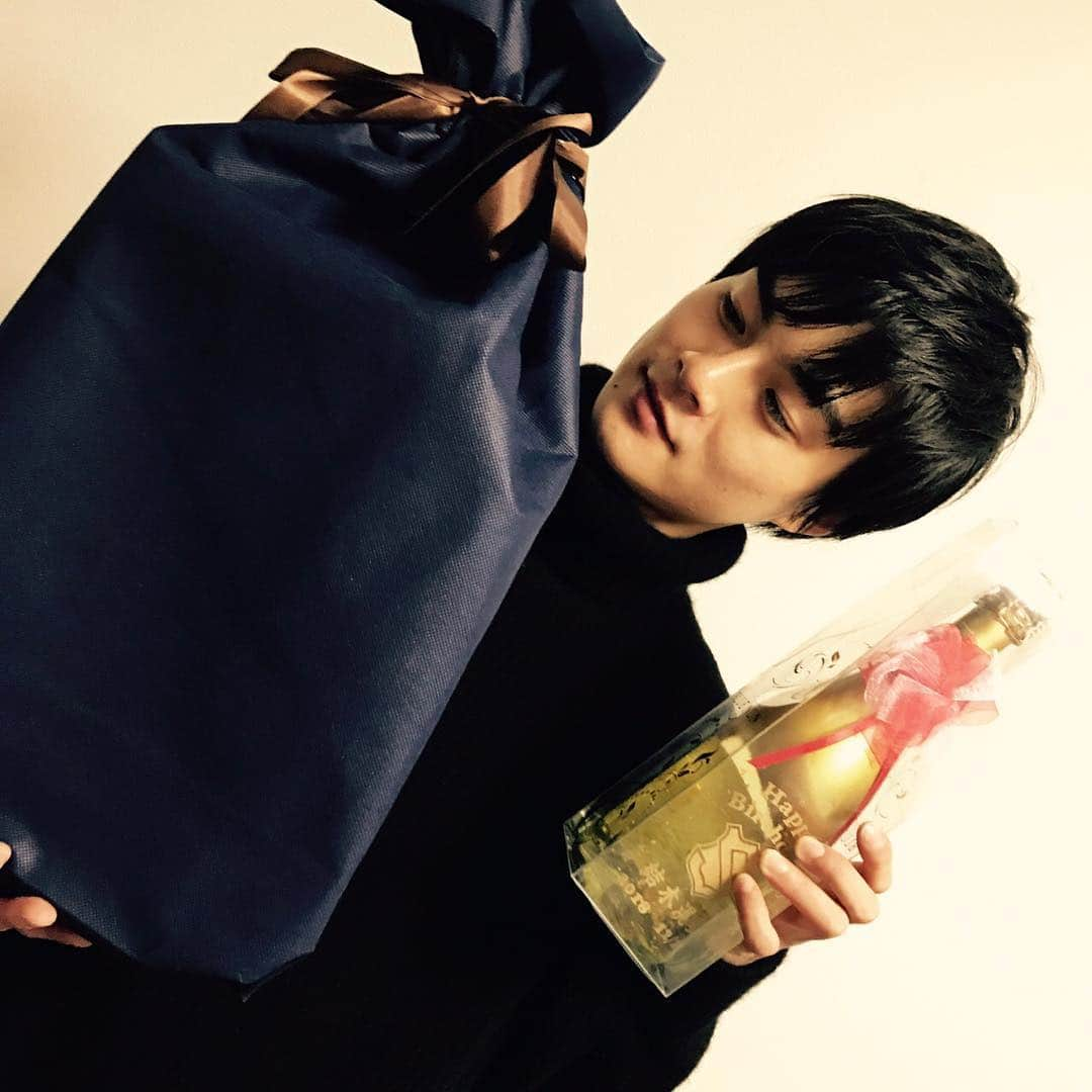 結木滉星さんのインスタグラム写真 - (結木滉星Instagram)「2号と3号から誕生日プレゼント貰いました🎁 大切にします‼️ ありがとう😜 ワインはスタッフさんから頂きました✌️️ #誕生日プレゼント #2号 #3号 #ありがとう #大事にするぜ #ワインもありがとうございます #飲みたいけど #飲めない #もったいない」12月13日 10時00分 - kouseiyuki_official