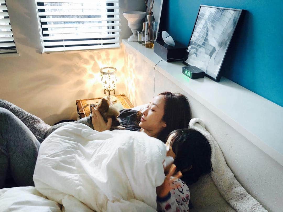 神崎恵さんのインスタグラム写真 - (神崎恵Instagram)「こしょこしょ内緒話の朝。 今朝も寒いけれど、空気が透明で気持ちがいい。 今日もいい一日に♡ #パパ撮 #仕事の支度前の５分の癒し」12月13日 9時34分 - megumi_kanzaki