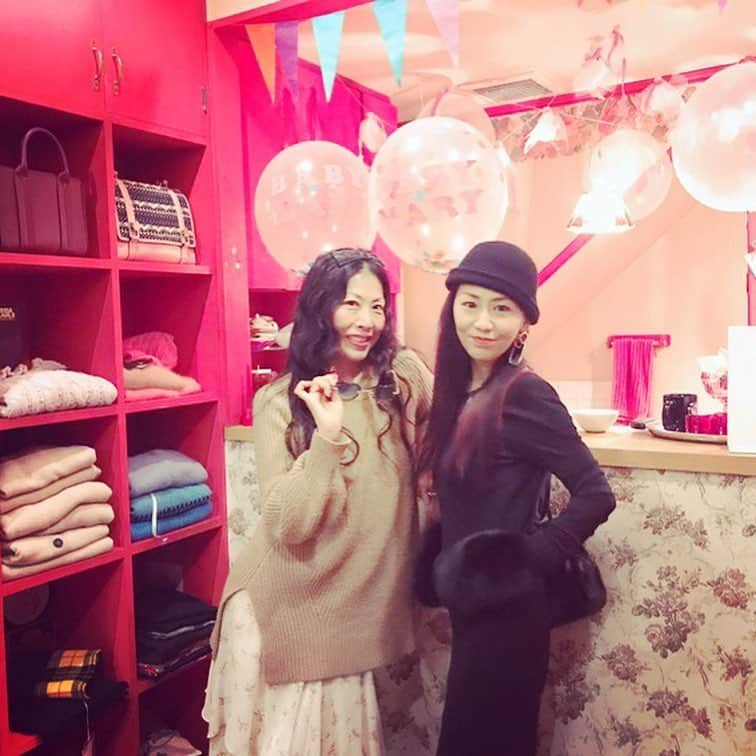 BeautySpaceO maico. ♠️eyelashsalonのインスタグラム：「@babymaryfaline 💓  マリさん、とっても素敵なお誕生日おめでとうございました🎈  Vivianne Westwoodに憧れて、買いあさっていた小娘だった25年の時をへてファリーンガールからmissへ  ファッションや、センスに富んだマリさん❤️あいも変わらずSpecial変わらず憧れずにはいられません✨ 👗 ★ アレキサンダーマックィーン 🎩 ★LEKI LT 💅 ★アレキサンダーワン 👛★マルタンマルジェラ 👂 ★アレキサンダーワン 👠 ★クリスチャンルブタン  大好き💓です🦋 ︎＿＿ #名古屋マツエク#名駅#国際センター#栄#まつ毛エクステ #マツエクデザイン #まつ毛カール #まつ毛パーマ#まつエクデザイン 毛サロン#アイラッシュ#マツエク#eyelashextensions #まつ育#アイリスト#アイデザイナー #目  #女磨き #女子力#美意識 #美容 #名古屋マツエクサロン #キレイ #美容好きな人と繋がりたい#円頓寺商店街#マツエクサロン #名古屋マツエク #名古屋まつげパーマ」