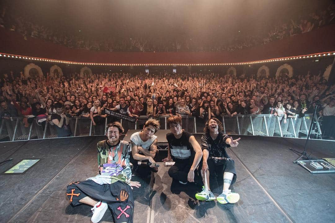 Ryota さんのインスタグラム写真 - (Ryota Instagram)「We finished Europe tour! I had a blast last night!!! You guys are amazing!!! This tour was so much fun, I can't wait to come back to Europe!!😎🙌 Photo by @jamiecarterfilms」12月13日 20時28分 - ryota_0809