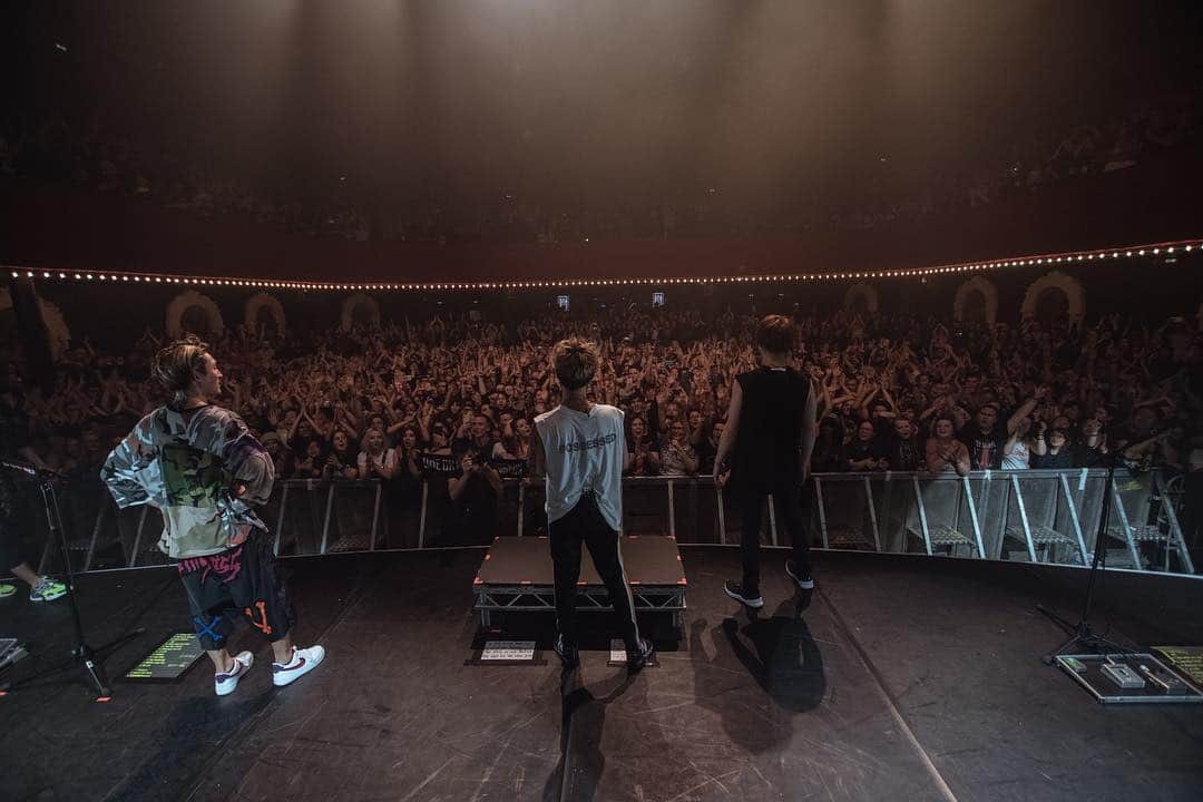 Ryota さんのインスタグラム写真 - (Ryota Instagram)「We finished Europe tour! I had a blast last night!!! You guys are amazing!!! This tour was so much fun, I can't wait to come back to Europe!!😎🙌 Photo by @jamiecarterfilms」12月13日 20時28分 - ryota_0809