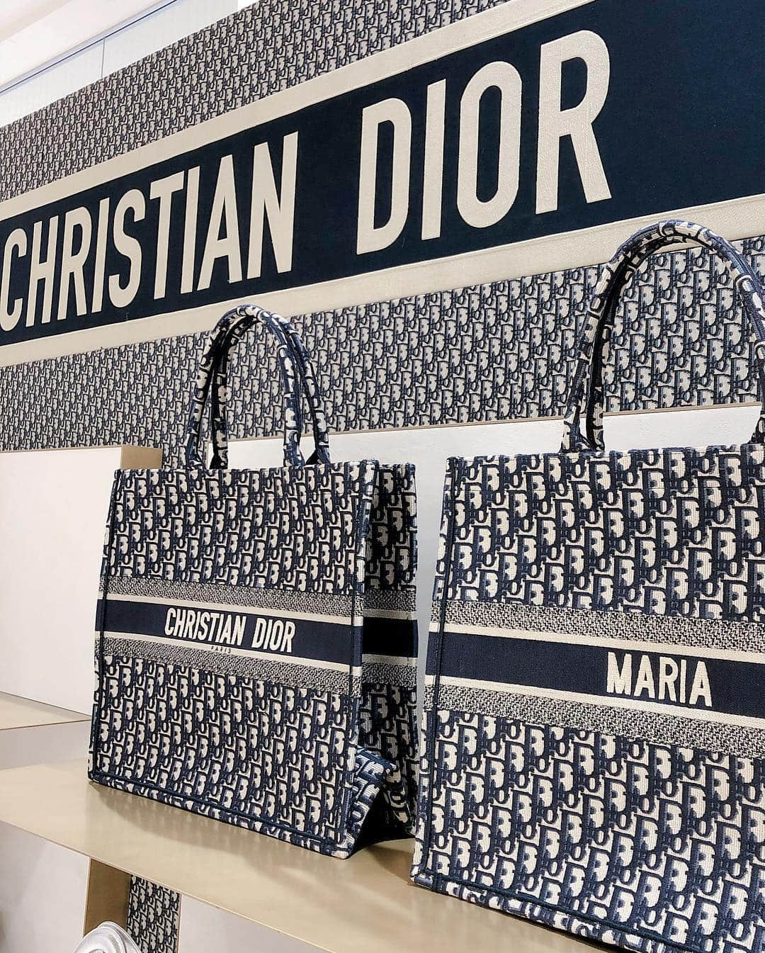 神山まりあさんのインスタグラム写真 - (神山まりあInstagram)「@dior のブックトートバッグに名前を刺繍してもらえる特別サービス『ABCDior』😍😍❤️ 名前刺繍受付は12/22までなので名古屋タカシマヤに急げ〜🙋 日本ではここだけのサービスなんだって🙌 自分だけのDiorなんて特別贅沢気分✨  #ディオール #Dior #DiorBookTote #名古屋タカシマヤ #fashion #mom」12月13日 20時40分 - mariakamiyama