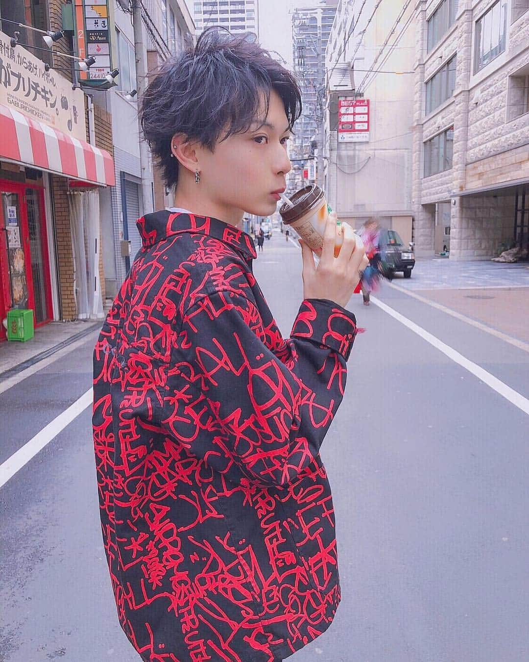 正宗幹也（みっき〜）さんのインスタグラム写真 - (正宗幹也（みっき〜）Instagram)「･ 朝に飲みたくなるやつ。 出井さんスタイリングです🙆🏻‍♂️ (なんと珍しく襟足が･･･) photo by @ocean_yuta_kicks」12月13日 21時13分 - _mky_mky