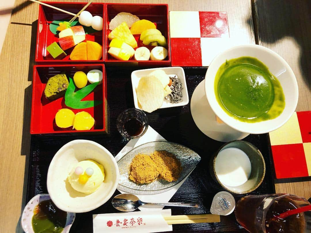 三宅智子さんのインスタグラム写真 - (三宅智子Instagram)「吾妻茶寮さんで食べた抹茶フォンデュ！  フルーツや団子、ケーキ、アイスなど、色んな具材をフォンデュして、楽しめました！  抹茶フォンデュの抹茶が美味しくて、どの具材を絡めても美味しかった！  #吾妻茶寮 #抹茶フォンデュ #名古屋大須」12月13日 13時13分 - tomoko1121m