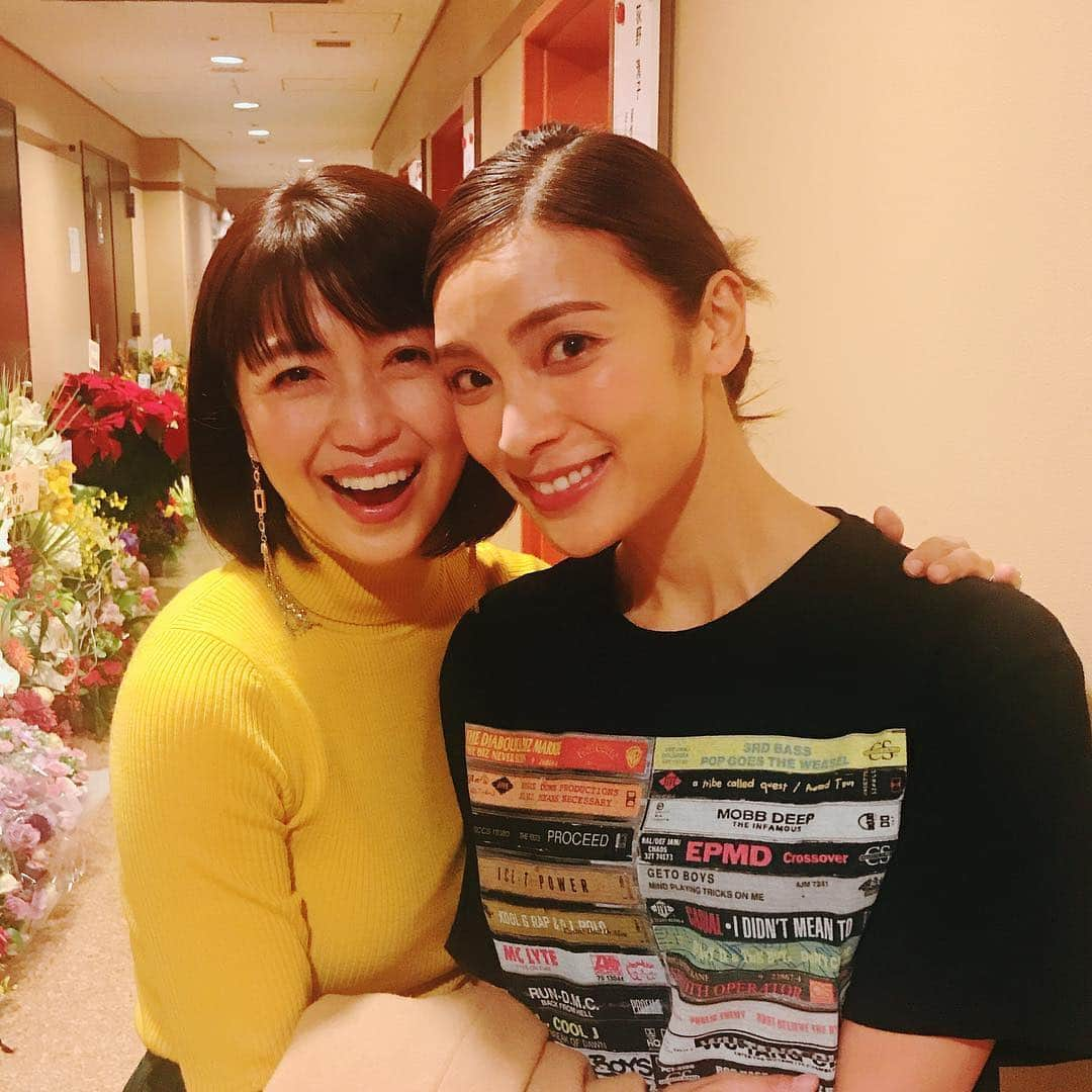 秋元才加さんのインスタグラム写真 - (秋元才加Instagram)「キラキラママ🤱さんの新妻聖子ちゃんと☺️✨ いつも明るくてキュートな聖子ちゃん、感動して泣いてた😂✨ ママさんになって更にハッピーオーラ出ててキラキラしてたなぁ✨ 国民の映画ぶりかな？ 嬉しかった😋」12月13日 14時12分 - areasayaka