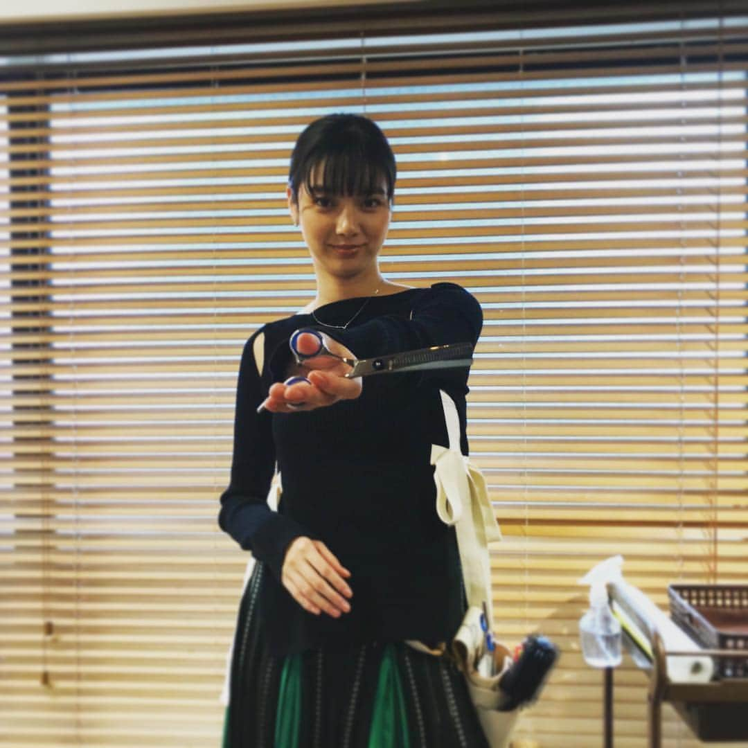 テレビ朝日「ブスだってI LOVE YOU」のインスタグラム：「新人美容師、奮闘中。  #新川優愛 #ブスラブ #美容師役 #年の瀬ドラマ #割とガチで練習してもらってます」