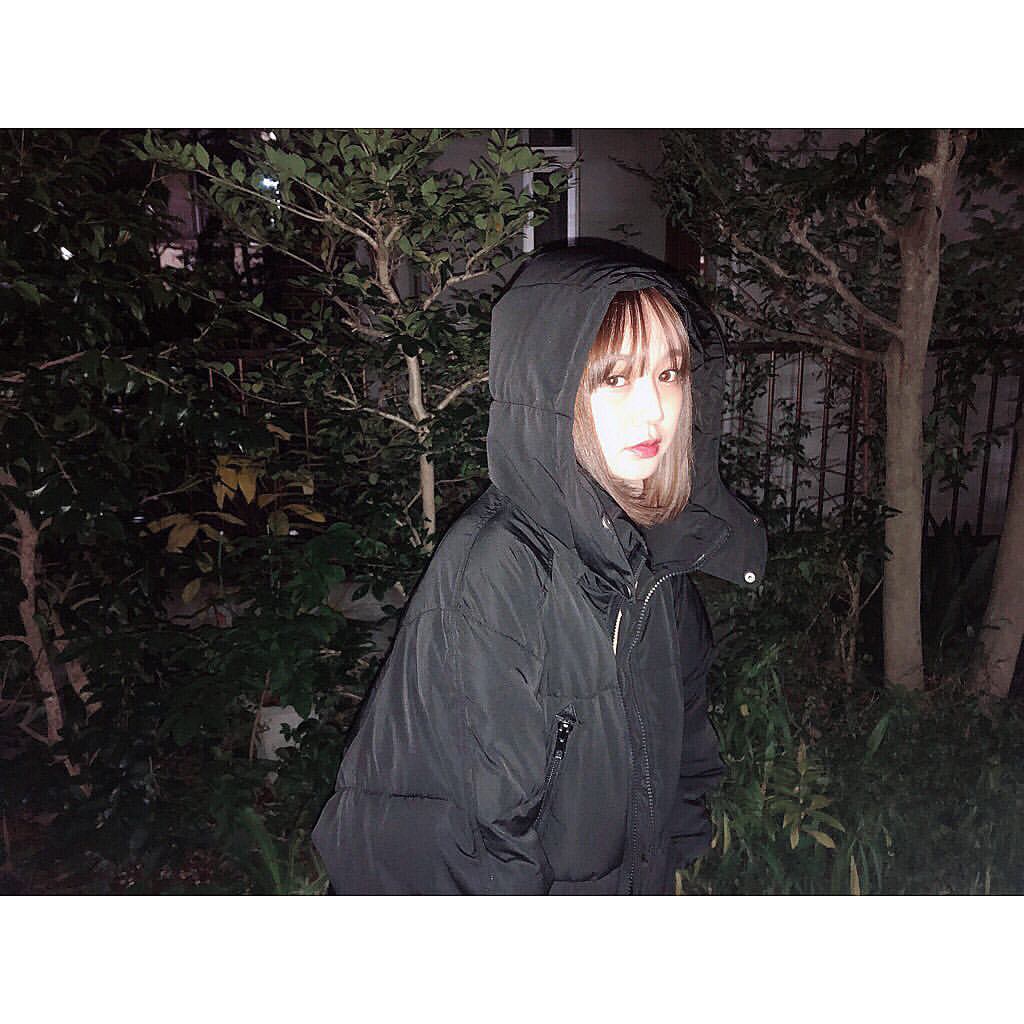 西本早希のインスタグラム：「・ 仲良しな @amail_official と コラボして作ってもらったアウター ☃️♡ ・ 本領発揮するときが きました 💯  激寒すぎて 大活躍してます  個人的には ロングがおすすめです ☃️ ・ フードついてるとこも 💯!」