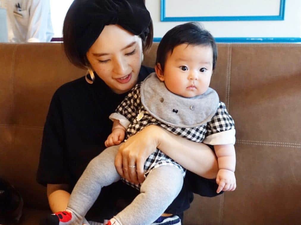 HALCALIのインスタグラム：「友達が撮ってくれたいつかの私とむすめ👩🏻👶🏻あっという間に生後5カ月も半分過ぎた！寝返り&寝返り返りをマスターして、離乳食もスタート🥄一生懸命に口を開けてスプーンに食らいつく姿が可愛すぎて笑っちゃう😁スプーン見すぎて寄り目になっちゃうの😂毎日少しずつ食べられるものが増えていくのが嬉しい🎶色んな食材が食べられるようになるのが楽しみ❣️一日一日が一瞬ですぎていく😨もう今年終わっちゃうじゃん😱ひゃー😱💦 #生後5カ月」