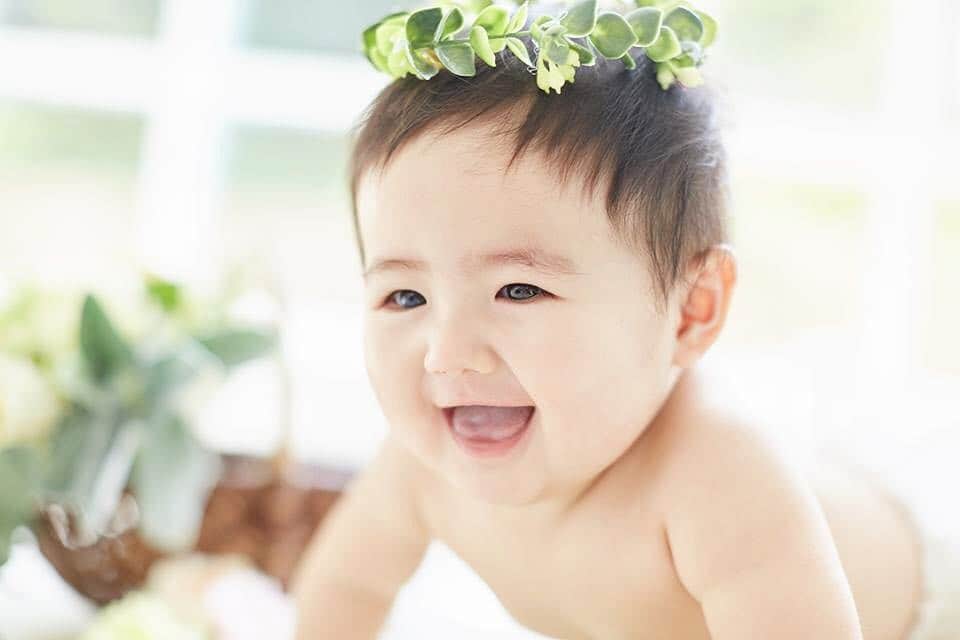 関有美子のインスタグラム：「🎂🎂🎂🎂🎂 . . 年賀状の季節😊 今更写真整理して慌てて注文しているダメ母は私です🙋‍♀️笑 . . 写真を見返してみると あっという間すぎる1年。 姫ちゃんは1歳になり 僕ちゃんは5歳になり🌸 . . 姫ちゃんは生まれてから今まで 本当に夜泣きもせず 手を煩わせることなく ニコニコまったり穏やかで いつも私を幸せな気持ちにしてくれます。 . 一歳の誕生日を区切りに ミルクも昼も夜も完全にやめて 離乳食もやめて 普通食にしました。 やめるときも ２日、哺乳瓶をほしがりましたが 諦めてくれて 本当にスムーズに。 . 今は歯磨きをして お茶を飲んで お布団で一人で寝ます。 . . こんなにも楽させてくれて 本当に本当にありがとうが止まりません。 毎日イライラもなく 可愛いと幸せに溢れて暮らせるなんて。 . . 赤ちゃんにも性格があるんだなぁと実感します。 . . そんな普段はおっとり姫ちゃん 食べ物にだけはすごい執着をみせます。笑 これからもたくさん 美味しいもの食べようね😂 . いやだから！ その前にはやく年賀状作らなきゃ！ のんびりひたってる場合やない😅笑 . . . . .  #1歳1ヶ月#2人目#女の子ママ#幸せ#5歳#男の子ママ#二児ママ#育児中#親バカ#喃語#アンパンマン大好き#断乳 #あっさり成功#夜泣き#なぜしない#ねんトレ#なぜいらない#不思議#おっとり女子#むっちりボディ」