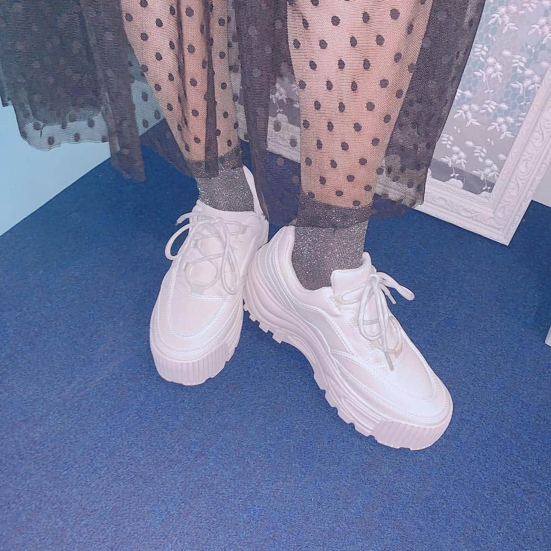 Risaさんのインスタグラム写真 - (RisaInstagram)「. . . #newshoes . . . 白い靴がほしくて探してたら #bershka で発見〜🥰 . . . 元々厚底やけど、Risaはチビちゃんなのでプラス2㎝のインソール入れた← . . . いい感じ！ . . . . #おしゃれさんと繋がりたい  #白靴 #白シューズ #スニーカー #スニーカー女子 #古着女子  #スニーカー好きな人と繋がりたい  #ootd #シースルースカート」12月13日 16時07分 - _ichigosukipi