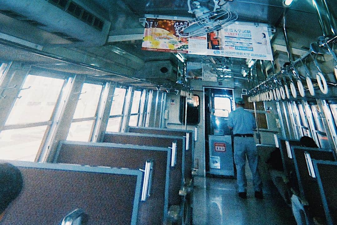 大津広次さんのインスタグラム写真 - (大津広次Instagram)「ぐにゃ〜ん電車.#電車 #扇風機 #古き良き日本 #田舎 #落ち着く #違和感 #東北 #また行きたい #窓をあけて」12月13日 16時14分 - kitsune_o2