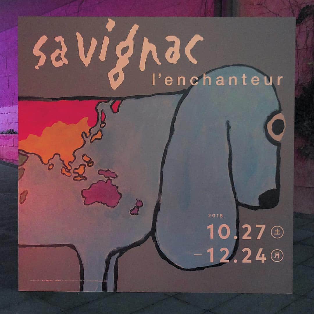 のインスタグラム：「#savignac いってきた ~🥰卒制やばいくせに、終わる前にどうしても行きたかった🥰 ザヴィニャックは動物が好きなんだね🥺パッと見ただけで何が伝えたいか分かるポスターって素敵やし、人気女優とかモデル使わずに、手書きでこんな説得力？！ってびっくりするくらい素敵やった。この人めっちゃ頭いいんやろなって思いながら見てました。笑 とりあえず絵が可愛い。色かわいい。最&高🥳 . #ザヴィニャック #サヴィニャック展 #サヴィニャックパリにかけたポスターの魔法展 #兵庫県立美術館 #兵庫 #美術館 #神戸 #三ノ宮 #岩屋 #王子公園 #アート #art #cute #poster #posterdesign #artist」