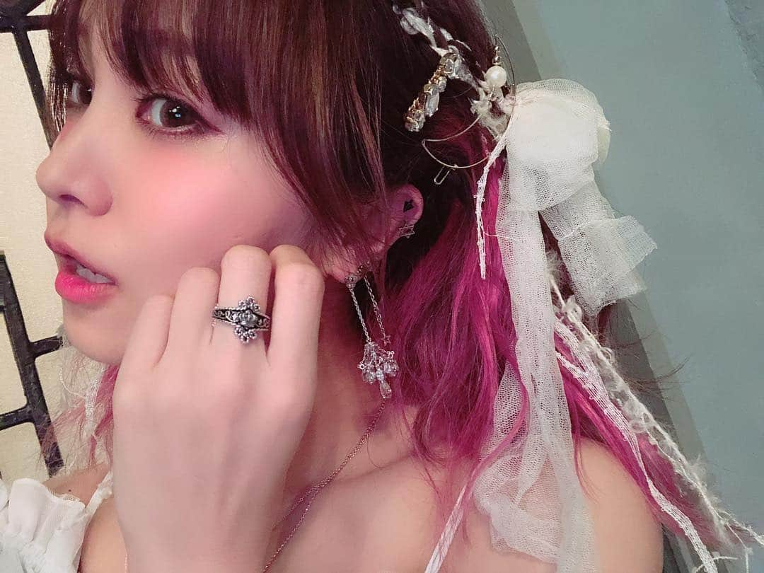 LiSAさんのインスタグラム写真 - (LiSAInstagram)「リボンアレンジとジャスティンだらけで姫感あるのにロック感あって贅沢☻❣️最近リボンとか毛糸アレンジはまってる☻シャンデリアピアス☻ #LiSA #たばたばへあー #よっしーコーデ @yoshida_miho  @chinatsu.tabata88  @justindavisofficial #りさふく」12月13日 16時55分 - xlisa_olivex