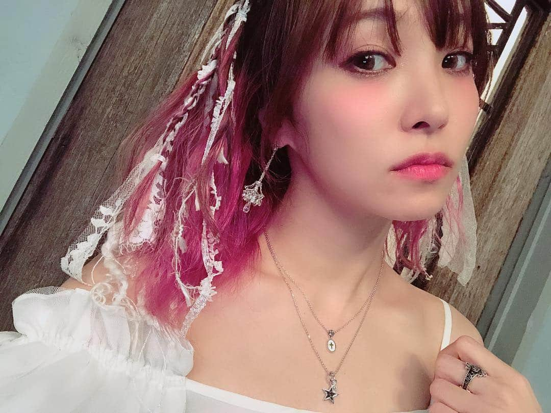 LiSAさんのインスタグラム写真 - (LiSAInstagram)「リボンアレンジとジャスティンだらけで姫感あるのにロック感あって贅沢☻❣️最近リボンとか毛糸アレンジはまってる☻シャンデリアピアス☻ #LiSA #たばたばへあー #よっしーコーデ @yoshida_miho  @chinatsu.tabata88  @justindavisofficial #りさふく」12月13日 16時55分 - xlisa_olivex