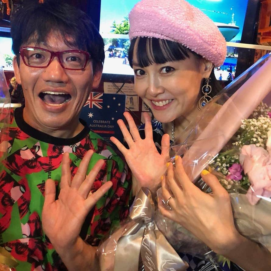 日本テレビ「獣になれない私たち」さんのインスタグラム写真 - (日本テレビ「獣になれない私たち」Instagram)「シドニーから愛を込めて❤️ #菊地凛子 #飯尾和樹  #橘呉羽 #橘カイジ #シーフードとビールで乾杯🍻 #シドニー満喫 #ゲームも服もどこでも作れる #2人一緒が一番大事 #獣になれない私たち  #けもなれ  #応援ありがとうございました」12月13日 16時57分 - kemo_nare_ntv