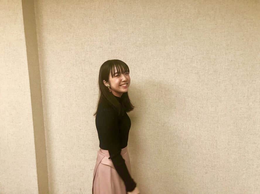 上白石萌音さんのインスタグラム写真 - (上白石萌音Instagram)「LDKの取材も始まってます☺︎ スタイリストさんがいつも持ってきて下さるリングが気になる今日この頃。指輪かわいい。」12月13日 16時59分 - mone_kamishiraishi