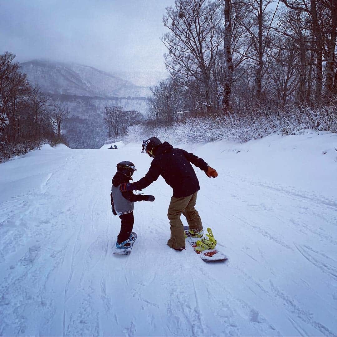 上村知世さんのインスタグラム写真 - (上村知世Instagram)「かぐら行ってきたぁー！！！ 前日からの降雪もあり、パウパウも楽しめました🎶 雪☃️→晴れ☀️でうしろ髪ひかれながら昼過ぎにあがって会社なうw🏢 #かぐらスキー場 #snow #snowboard #family #家族でシーズンイン #ヘルメット大事 #estivo #deeluxe #capita #union #lifeiswinterwonderland」12月13日 17時51分 - tomose0207