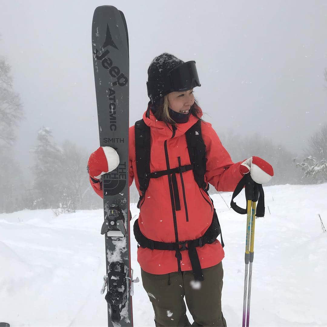 小野塚彩那さんのインスタグラム写真 - (小野塚彩那Instagram)「I had great time in Hokkaido with @atomicsnowjapan and @smithopticsjp team @skiertake0728 @freeskier_gen_sasaki @hidemitsu_okada . . . とりあえずスキー下手くそすぎて毎日落ち込みました。. . 練習あるのみ。. . たけさん、お忙しい中ありがとうございました‼️玄くんも4日間ありがとう🙏. . #weareskiing #bentchetler #bentchetler100 #neverstopexploring #chromapop #テケテケテケ」12月13日 17時50分 - ayana_onozuka