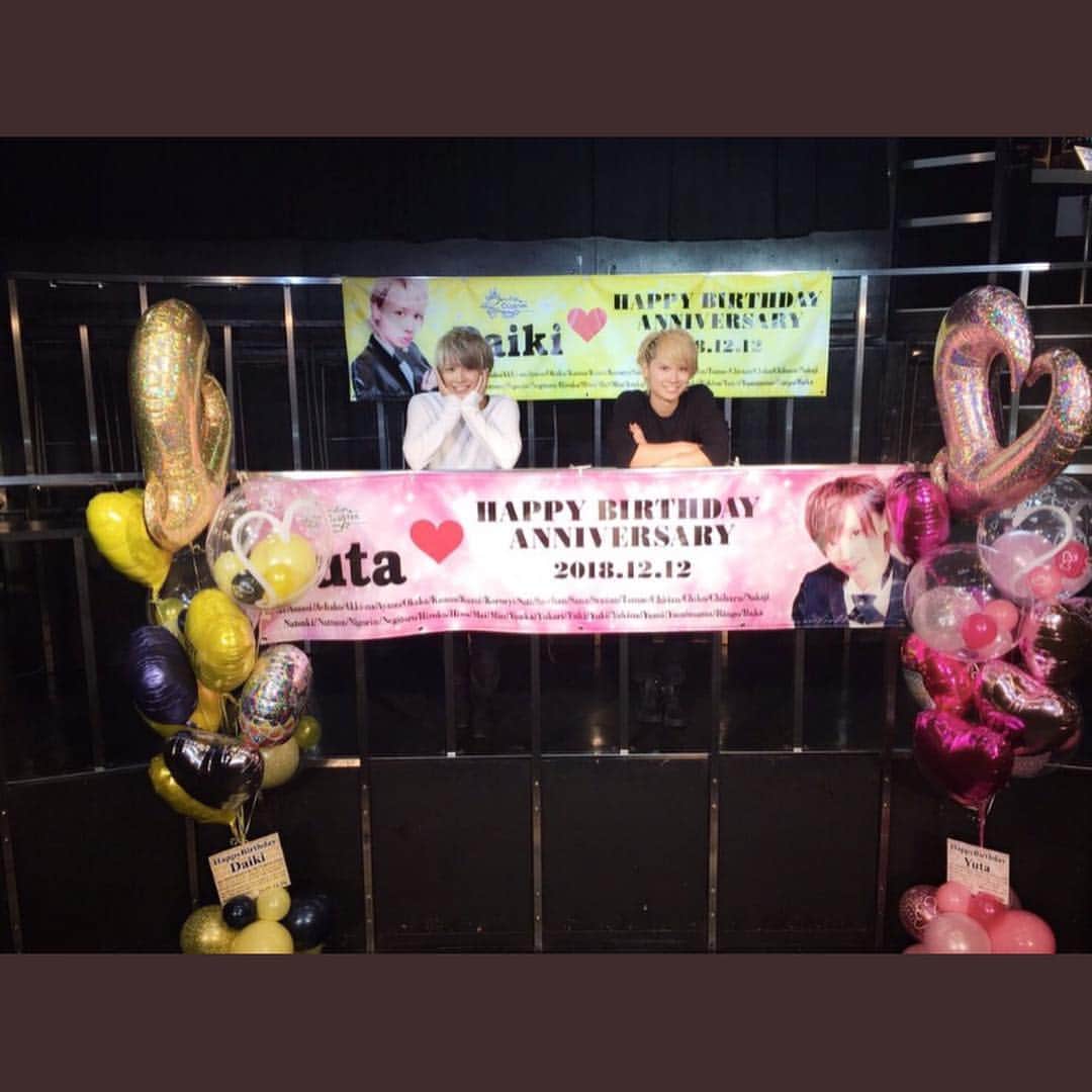 のインスタグラム：「2018年12月12Daiki.Yutaの生誕祭本当にありがとうございました！！！ 本当に緊張しました、その証拠にフォーエバー二回とも最初おれだけの振り付け手が震えてます。抑えようとしても全く止まりませんでした😶 ハミングバードの組体操のくだりについては、触れないでおきます、水を吹いた記憶はほぼないです。アドレナリンを測る機械がこの世にあるとしたら昨日はメーター振り切っていたでしょう。 ブンブンブンのタクロー君との絡みで、目を背けてる人とガン見してる人で分かれていました卍 タクロー君とコウキくんからの大人の粗品の誕生日プレゼントは何が入っているかファン様には内緒かなぁ〜〜😉 ダイキからユウタへのプレゼントで一瞬だけ会場が涙で溢れそうになった時間は返してもらうとして、トイレットペーパーありがとな。今度倍にして返してあげる。 今までで聞いたことないくらいコールなどが聞こえて、ライブ会場ズレたそうです。今度まだ逆方向にズラし、戻しましょう。🤣 僕の誕生日の日にアルバム、ファン様レター、プレゼント、お花、たくさんの愛をありがとうございました！！ あんなにたくさんの人数のファン様が会場で一つになるのって本当に凄いと思いました。僕だったら絶対出来ないし、多分ピンクと黄色以外振れっていう、フリだと思っちゃいます🤟🏻 MCではファン様全員でバースデーソングを聞かせて頂きました。今では僕の着メロです（？）美声でした✨ 吹くくだりは忘れてもあの景色は鮮明に覚えています！！ 平成最後の生誕祭、最高に楽しかったです！！ 本当にありがとうございました。  2018.12.12.CLUSTAR.Yuta.」