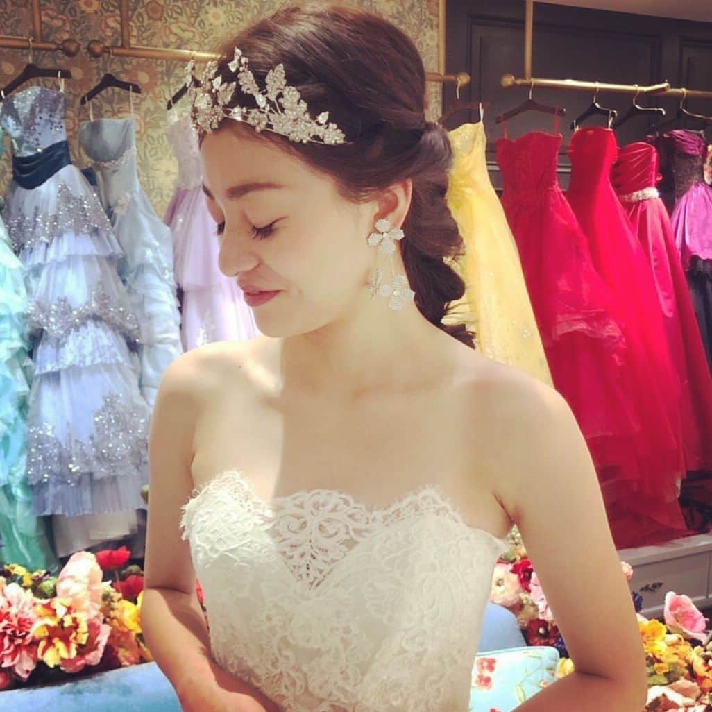 ngh_weddingboutiqueのインスタグラム：「・ ソラリア西鉄Wedding ×瑠美さんEVENTについて💄 ・ ソラリア西鉄ホテルを検討されている方にもご参加頂けることになりました✨ ・ ・ ・ ・ ＊似合うヘアスタイルやアクセサリーの付ける位置 ＊自分のなりたいイメージのメイク ＊選んだドレス似合うリップのカラー 等 ・ ・ ぜひいろいろご相談ください👰 ・ ・ ・ 自分の「似合う」を見つける事ができる そして 自分の なりたいイメージが叶えられる特別なイベントです✨ ・ ・ ・ ・ 空き枠が僅かとなりますので、 ぜひお早めにご予約くださいね ・ 詳細は、トップURLよりご確認くださいませ ・ ・ ・ 《お問い合わせ先》 📞092-739-1141 📧wb-contact@ffines.jp #ngh_weddingboutique」