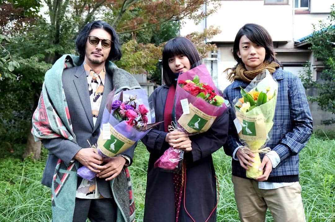 TBS「ルームロンダリング」のインスタグラム：「. . ／ ドラマ「#ルームロンダリング」全話 #TSUTAYAプレミアム で独占配信中‼️ ＼ . 御子ちゃん、悟郎さん、亜樹人くんのクランクアップの時🌈 . . この3人のシーンはオリジナルエピソード後編でご覧いただけます👻 . . #池田エライザ #オダギリジョー #伊藤健太郎」